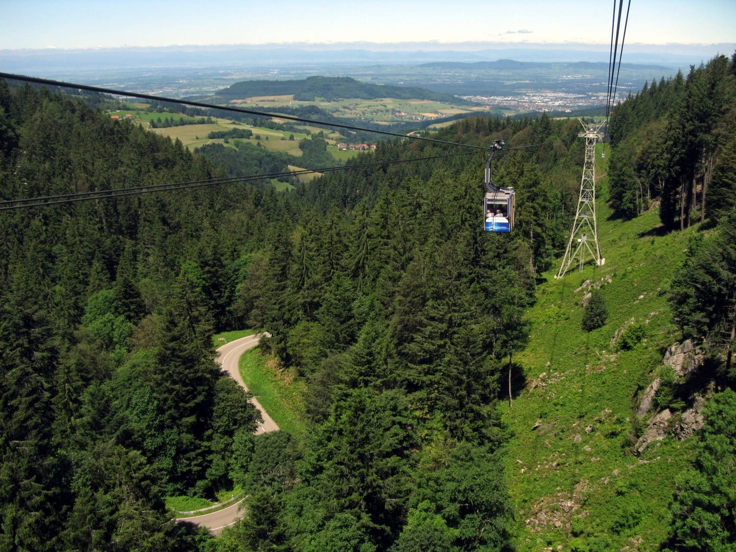 Tatort heute: „Die große Angst“ – Diese Seilbahn aus Freiburg spielt die Hauptrolle Blick von der Schauinslandbahn auf Freiburg 5