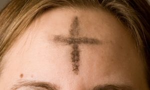 Aschekruez auf der Stirn
