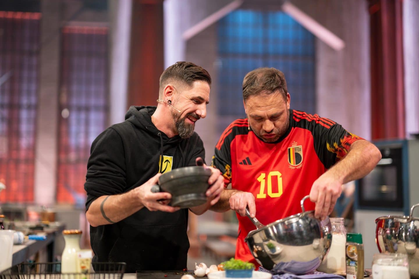 Premiere mit Geschmacksexplosionen! Bruce Darnell überrascht als Gast-Juror bei „Grill den Henssler“ DDC9D 3