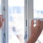 Ein Fenster wird gerade geöffnet