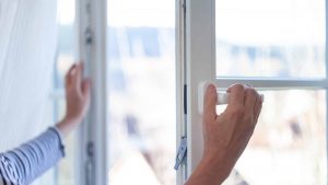 Ein Fenster wird gerade geöffnet