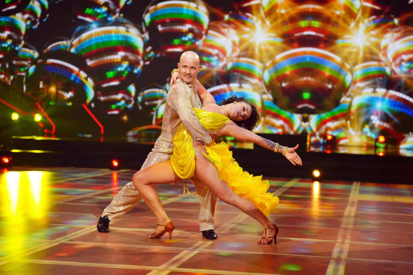 Fabian Hambüchen und Anastasia Maruster tanzen Samba.