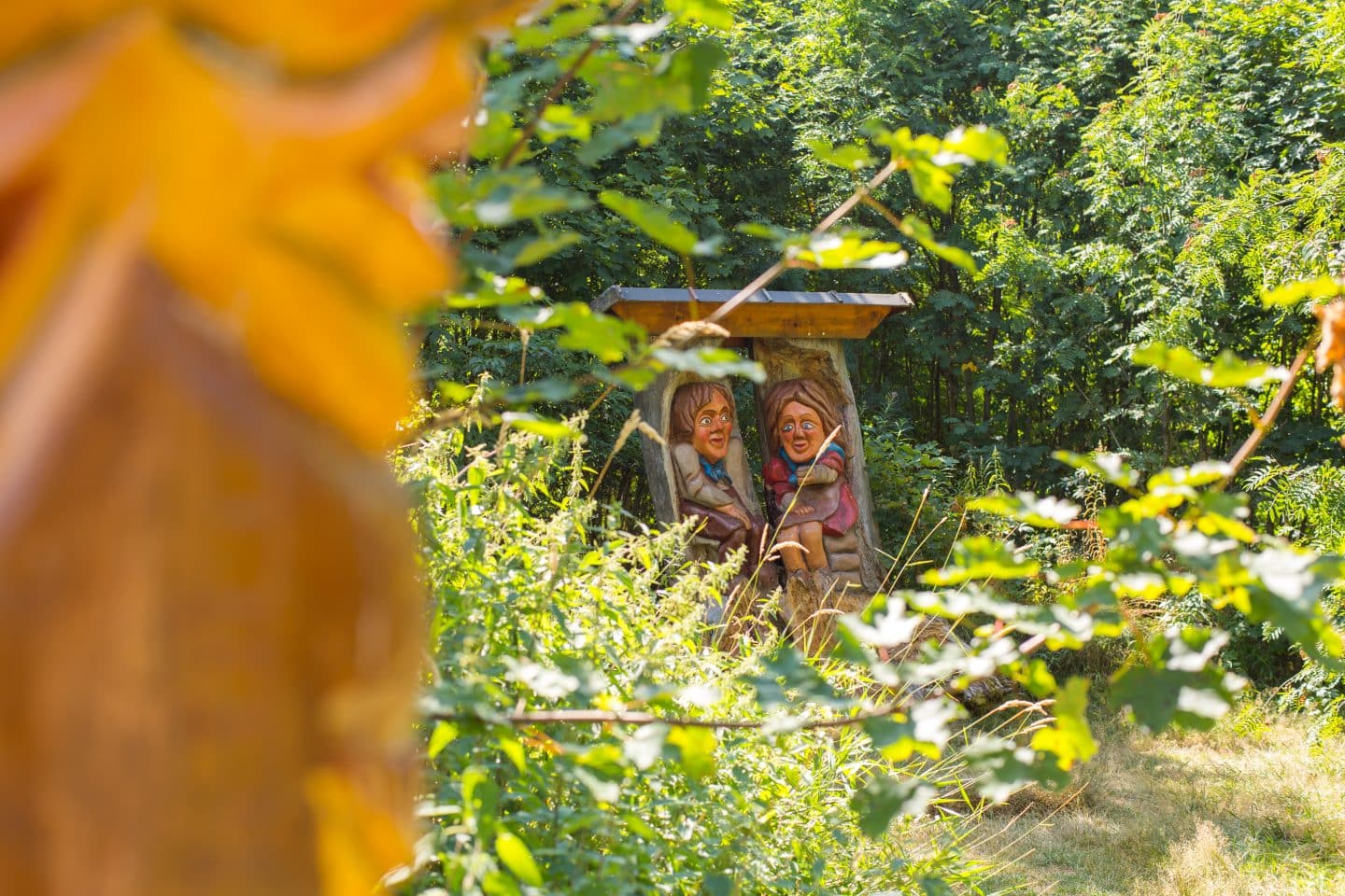 Mit Kindern in den Schwarzwald: Schlühüwanapark lockt mit Baumtelefon & Waldabenteuern 2 Mit Kindern in den Schwarzwald: Schlühüwanapark lockt mit Baumtelefon & Waldabenteuern Holzskulptur im Schluehuewanapark 4