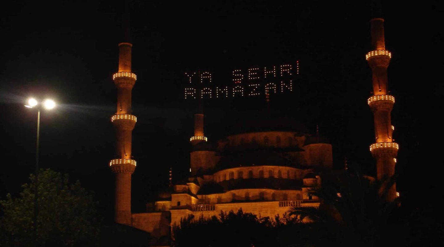 Die Sultan-Ahmed-Moschee in Istanbul mit der traditionellen Ramadan-Beleuchtung Mahya