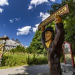 Eingang mit Holzfiguren zum Skulpturenpark Grafenhausen