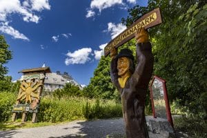 Eingang mit Holzfiguren zum Skulpturenpark Grafenhausen
