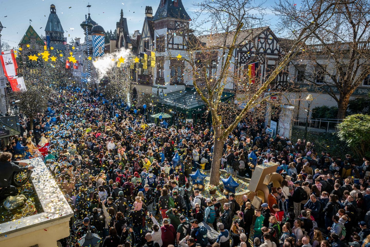 Europa-Park startet Jubiläumssaison: Neue Attraktion, Shows und große Parade! PM25 Eroeffnung Besucher 02