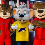 Die Maskottchen Mia, Ed Euromaus und Berni freuen sich auf die jüngsten Besucher beim Familiensonntag im FC Bayern Museum