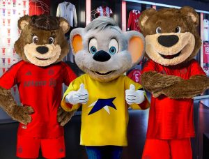 Die Maskottchen Mia, Ed Euromaus und Berni freuen sich auf die jüngsten Besucher beim Familiensonntag im FC Bayern Museum