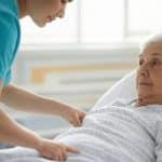 Pfelgerin kümmert sich um Seniorin