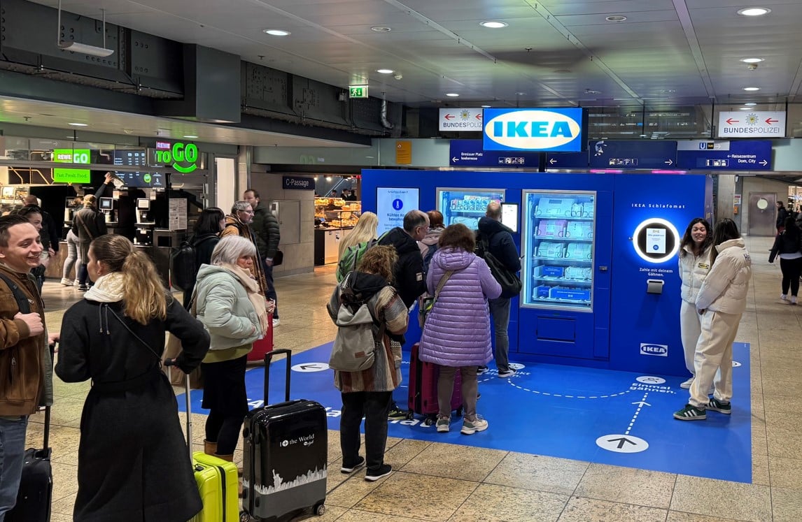 Schlafen am Bahnhof? IKEA testet „Schlafomat“: Gratis Nickerchen für Bahnreisende!