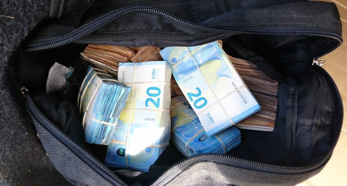 Schwarzwald-Tour mit Folgen: Zoll stoppt Frau mit Stahlrute, Bargeld und Cannabis!