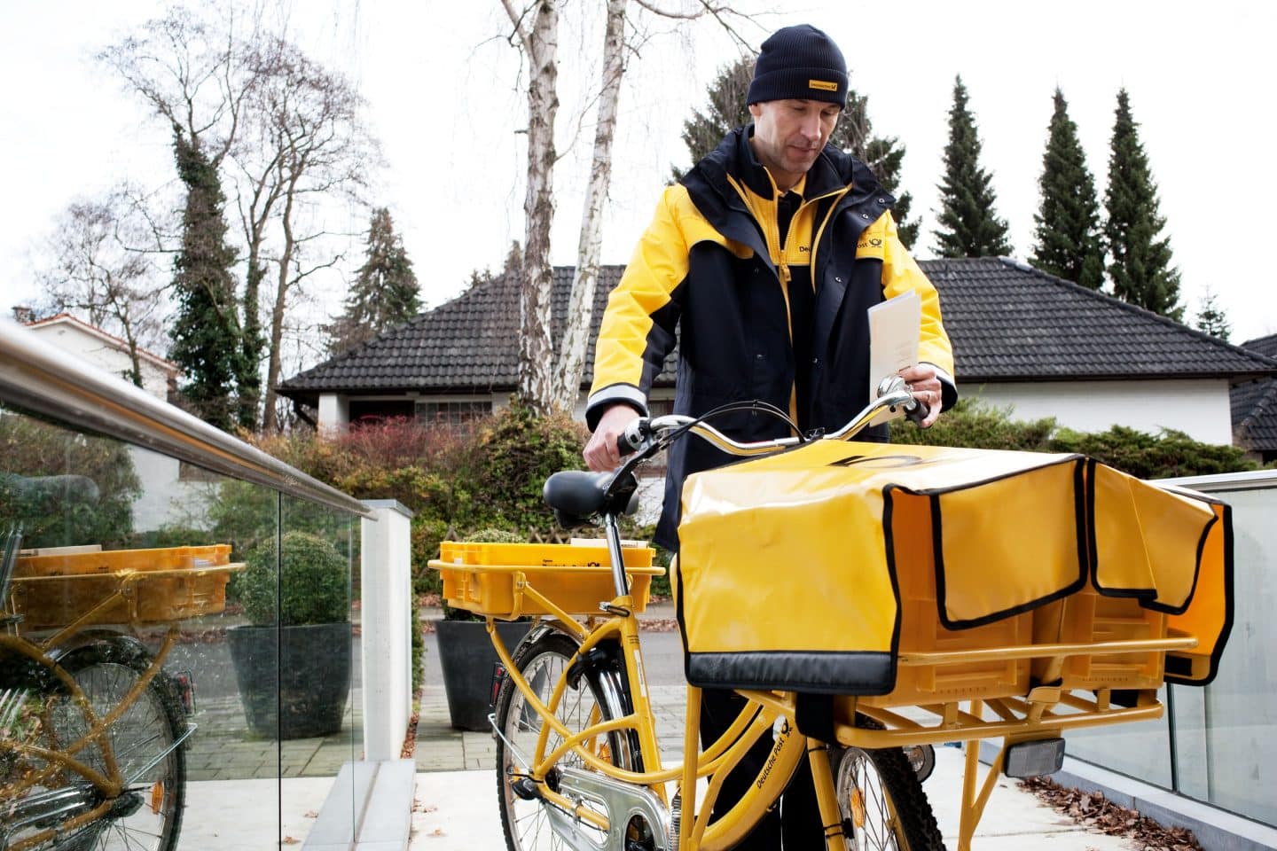 Post-Schock! 8.000 Jobs bis Ende 2025 weg – Deutsche Post DHL streicht Stellen im großen Stil