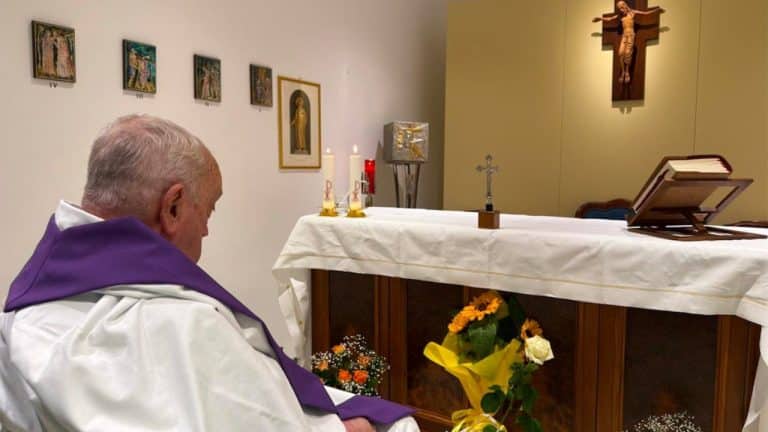 Papst Franziskus feiert Messe – leichte, aber stetige Besserung – Erstes Bild seit der Einlieferung