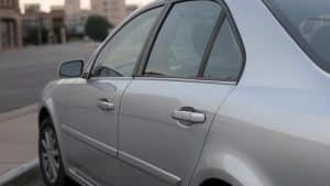 Mietwagen auf einem Parkplatz