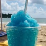 Ein Becher Slush-Eis am Strand