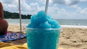 Ein Becher Slush-Eis am Strand
