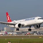 Ein Flugzeug von Turkish Airlines landet am Flughafen Stuttgart, im Hintergrund sind Flugzeuge von Eurowings und das Flughafenterminal zu sehen.