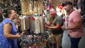 Der Trödeltrupp auf dem Basar, wo wild um den besten Preis gefeilscht wird.