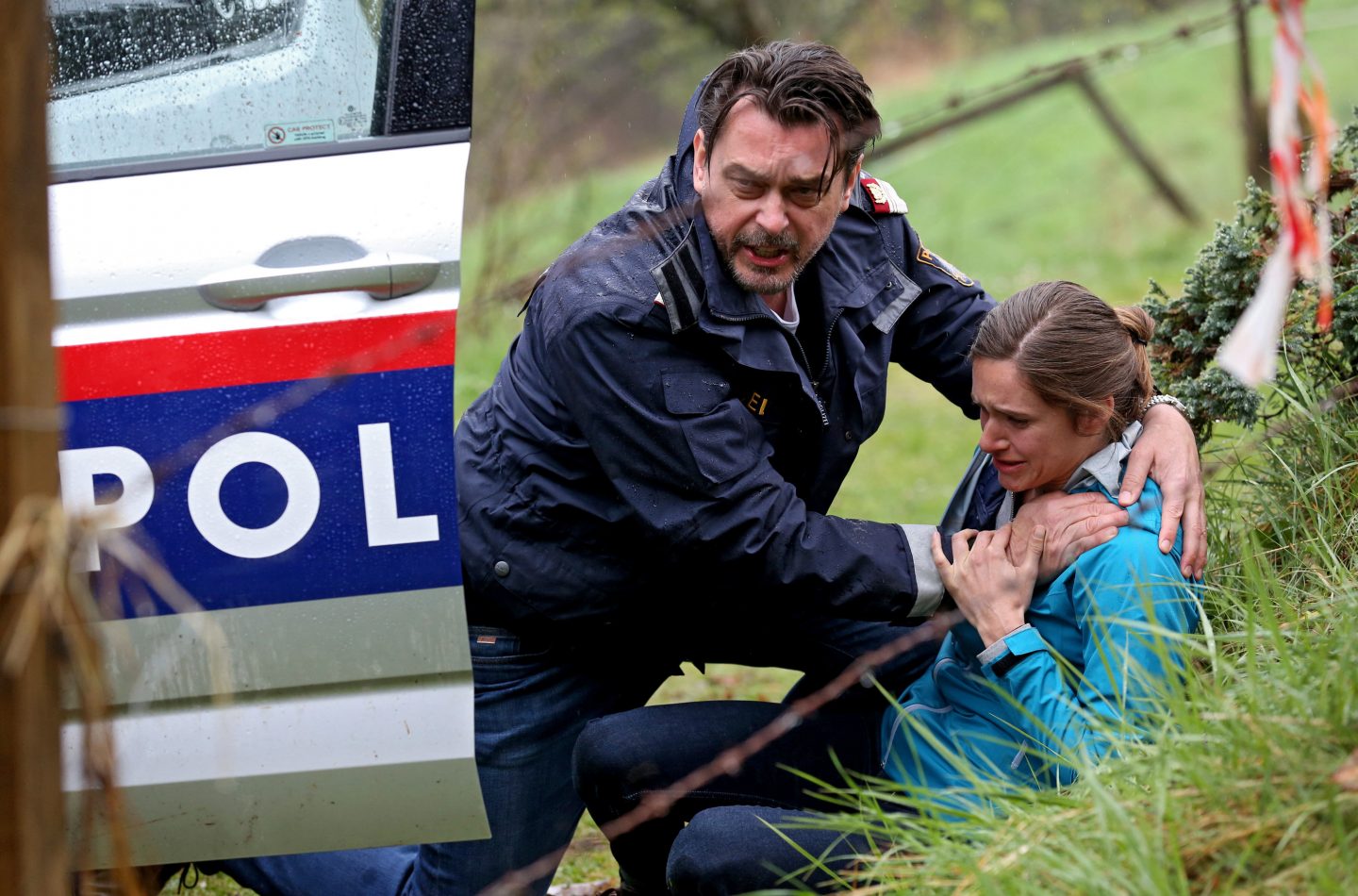 „Steirerwut“ heute im Ersten: Ein toter Bergbauer, viele Verdächtige – und jede Menge Alpakas 3 Chefermittler Sascha Bergmann (Hary Prinz) eilt seiner verletzten Kollegin Sandra Mohr (Miriam Stein) zur Hilfe.
