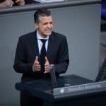 Thorsten Frei am Rednerpult im Plenarsal
