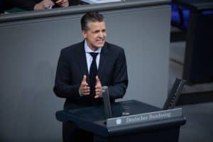 Thorsten Frei am Rednerpult im Plenarsal