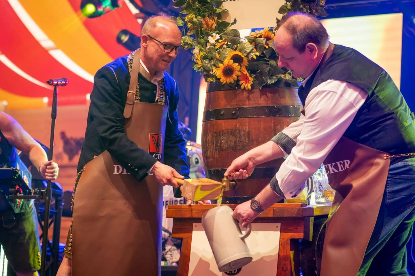 O'zapft is in Stuttgart! Frühlingsfest startet am Ostersamstag – Maß so teuer wie nie! 240420 TN Eroeffnung Fruehlingsfest003