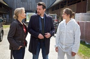 Ein Toter hängt im Stall: Chefermittler Sascha Bergmann (Hary Prinz), seine Partnerin Sandra Mohr (Miriam Stein, re.) und die Kollegin Eva Merz (Eva Herzig) von der Spurensicherung ermitteln.