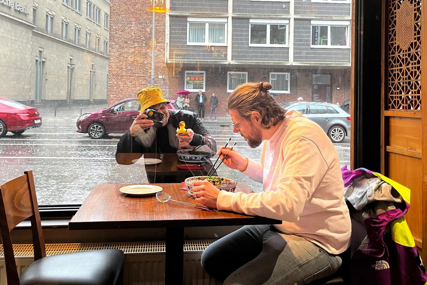 „Kitchen Impossible“ startet HEUTE in Jubiläumsstaffel: Mälzer im Knallhart-Duell gegen Vogel!