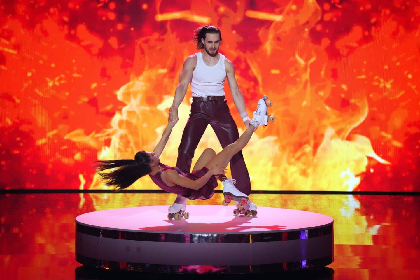 Duo Stardust - Yevhenii Yemelianenko und Vlada Kamyshnikova aus Spanien  präsentieren Rollerskating-Akrobatik und Aerialperformance.