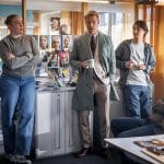 "Mord im Mittsommer - Birgitta": Emma (Camila Bejarano Wahlgren), Pär (Anton Lundqvist) und Welpe (Julius Fleischanderl) stehen in einem Büro nebeneinander vor einer Wand mit Fotos aus den laufenden Ermittlungen. Ihnen gegenüber sitzt Alexander (Nicolai Cleve Broch). Im Hintergrund steht ein weiterer Polizist (Komparse) an einem Schreibtisch.