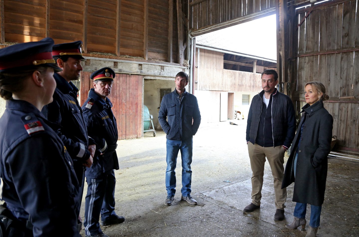 „Steirerwut“ heute im Ersten: Ein toter Bergbauer, viele Verdächtige – und jede Menge Alpakas 1 Chefermittler Sascha Bergmann (Hary Prinz, 2. v. re.) und seine SpuSi-Kollegin Eva Merz (Eva Herzig) informieren sich bei den örtlichen Kollegen Karl Fasching (Norman Hacker, 3. v. li.), Leo Leitner (Peter Windhofer, 2. v. li.) und dem Sohn des Verstorbenen Peter Hödlgruber (Christoph Luser, Mitte).