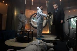 "Der Staatsanwalt – Die Macht der Sterne": Christian Schubert (Simon Eckert) und Bernd Reuther (Rainer Hunold) stehen in einem von Kerzen beleuchteten Raum. Vor ihnen liegt eine Leiche. Schubert hält einen Kelch in der Hand, Reuther schaut zum Toten.