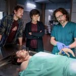 "SOKO Linz - Wir kennen dich": Vor dem Obduktionstisch auf dem die Leiche liegt, stehen Ben Halberg (Daniel Gawlowski), Johanna "Joe" Haizinger (Katharina Stemberger) und Dr. Richard "Richie" Vitek (Alexander Pschill) vor der Leiche und besprechen die gefundenen Indizien. Dabei erläutert Dr. Richie Vitek einen wichtigen Hinweis auf der Hand des Opfers.