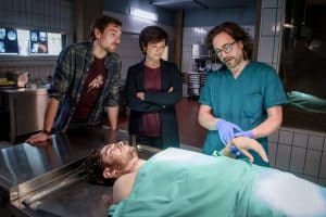 "SOKO Linz - Wir kennen dich": Vor dem Obduktionstisch auf dem die Leiche liegt, stehen Ben Halberg (Daniel Gawlowski), Johanna "Joe" Haizinger (Katharina Stemberger) und Dr. Richard "Richie" Vitek (Alexander Pschill) vor der Leiche und besprechen die gefundenen Indizien. Dabei erläutert Dr. Richie Vitek einen wichtigen Hinweis auf der Hand des Opfers.