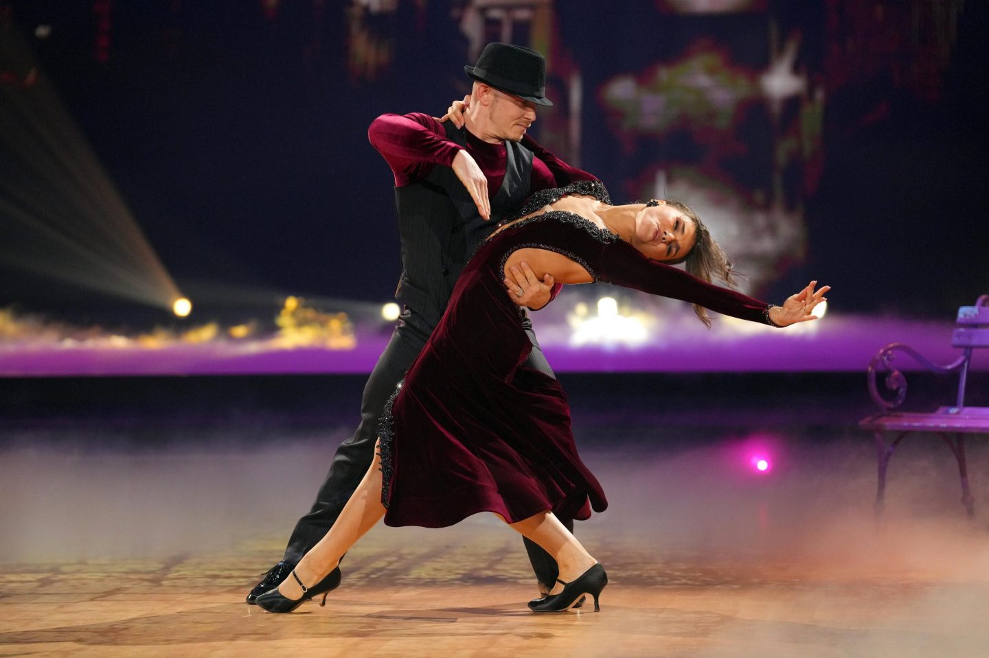 Fabian Hambüchen und Anastasia Maruster tanzen Slowfox.