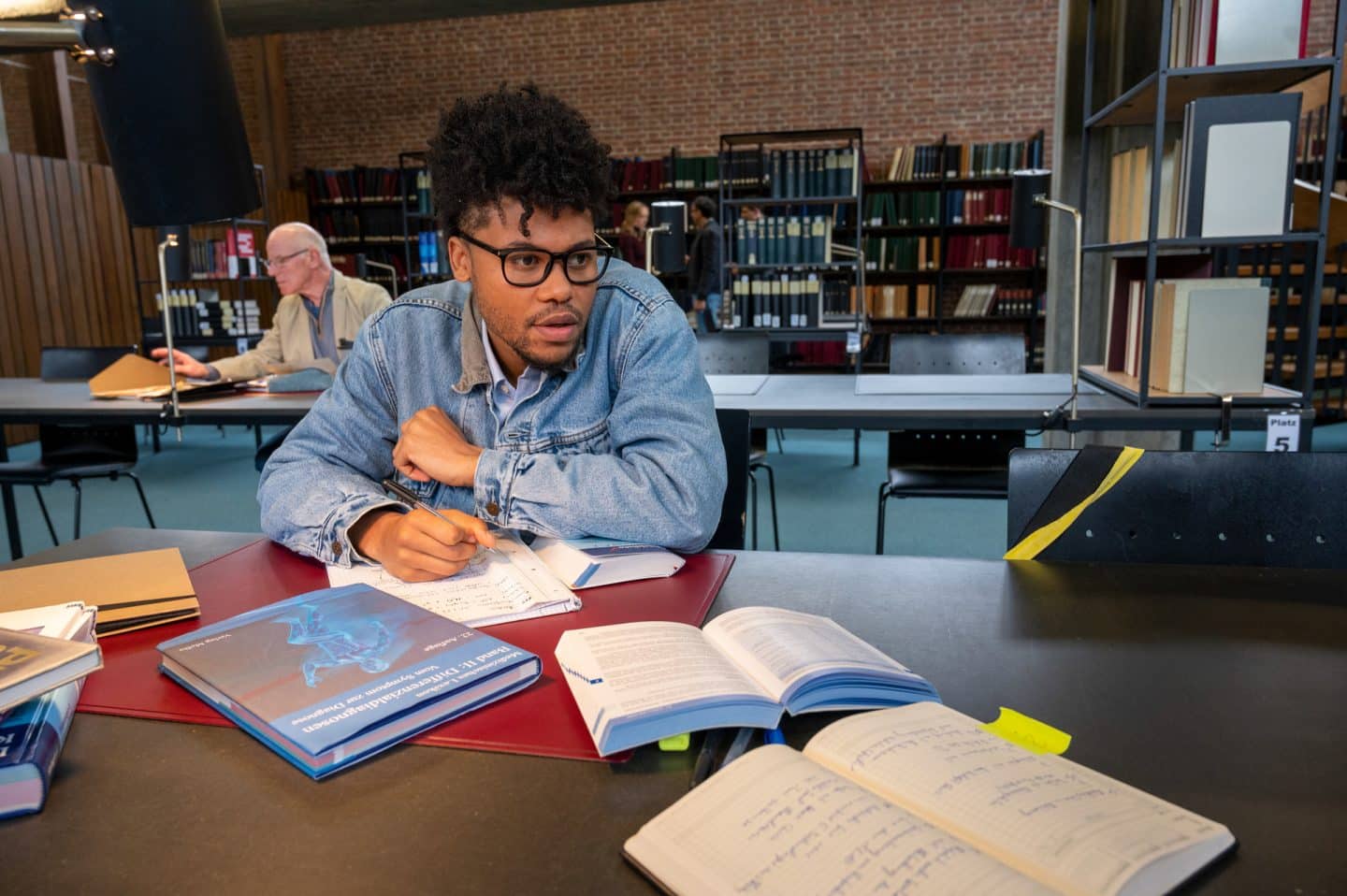 "SOKO Stuttgart – Letztes Kapitel": Der Medizinstudent George Bakar (Nyamandi Adrian) sitzt in der Stuttgarter Stadtbücherei und büffelt für sein Medizinstudium.
