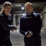 "Stralsund - Der letzte Sieg": Jule Zabek (Sophie Pfennigstorf) und Karl Hidde (Alexander Held) stehen mit gezogenen Waffen und schusssicheren Westen im Tunnelsystem.