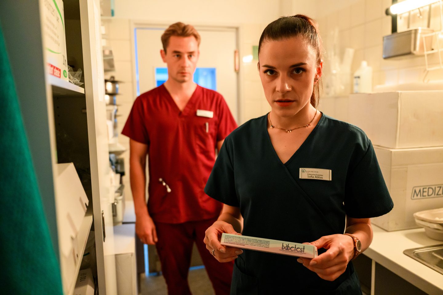 "Bettys Diagnose - Beziehungen und andere Katastrophen": In einem Lagerraum: Lukas (Niklas Löffler) steht hinter Sofia (Kiara Brunken) und schaut sie an. Sofia hält eine Schachtel in den Händen.
