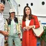 "Das Traumschiff: Miami": Am Hafen: Vor der Gangway steht Staff-Kapitän Martin Grimm (Daniel Morgenroth). Er unterhält sich mit Lena Grimm (Mia Kasalo) und ihrer Mutter Julia Grimm (Judith Williams), die neben ihm stehen.