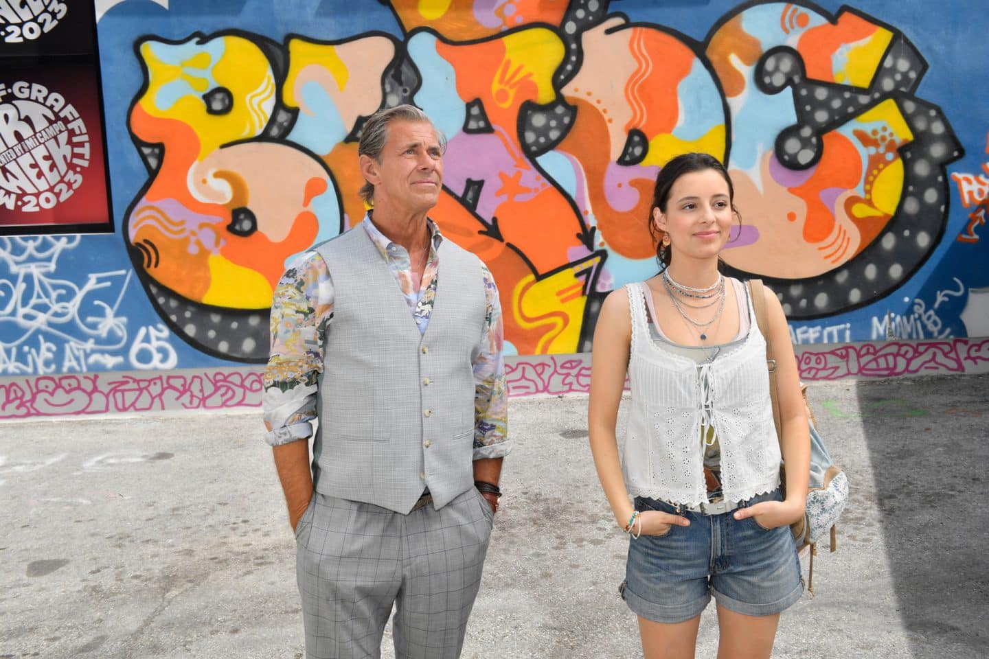 "Das Traumschiff: Miami": Im kubanischen Viertel: Vor einer mit Graffiti besprühten Wand stehen Lena Grimm (Mia Kasalo) und Oliver Engelhardt (Sven Martinek) nebeneinander. Während Oliver skeptisch blickt, wirkt Lena glücklich.
