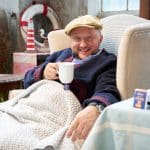 "besseresser: Die Tricks von Ehrmann, Dr. Oetker & Co. - Sebastian Lege deckt auf": Sebastian Lege sitzt mit einer Teetasse in einem Sessel.
