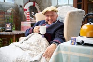 "besseresser: Die Tricks von Ehrmann, Dr. Oetker & Co. - Sebastian Lege deckt auf": Sebastian Lege sitzt mit einer Teetasse in einem Sessel.