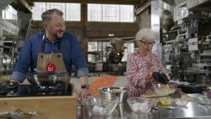 "besseresser: Die Tricks von Ferrero, Backwerk & Co.": Sebastian Lege und seine Mutter Ute Lege stellen in der Werkstatt Frikadellen her.