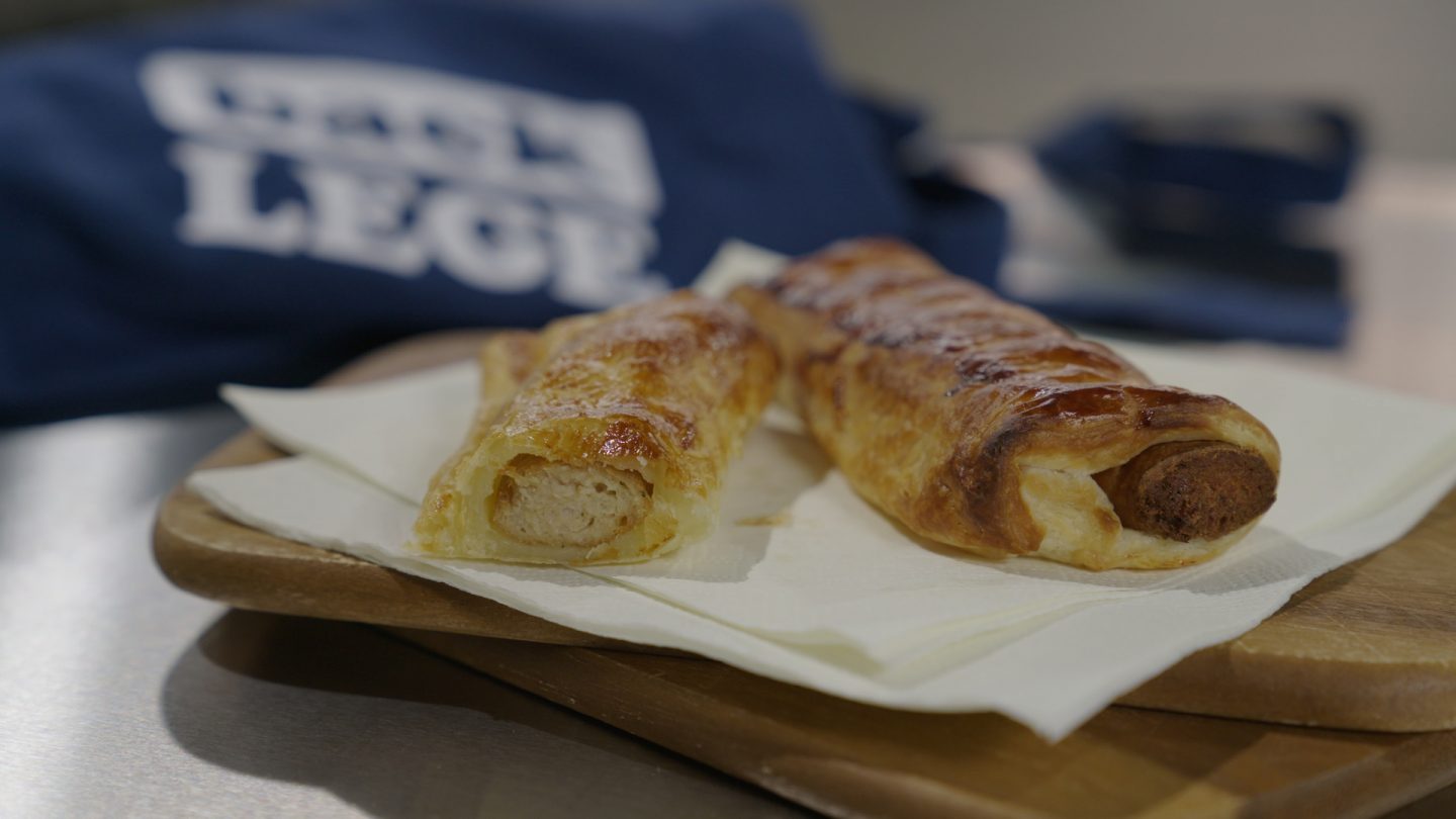 "besseresser: Die Tricks von Ferrero, Backwerk & Co.": Zwei gefüllte Blätterteigrollen liegen auf einem Brett.
