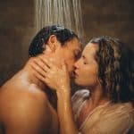 "Verhängnisvolle Leidenschaft Sylt": Unter der Dusche: Nina Richter (Cornelia Gröschel) und Daniel Bernasconi (Artjom Gilz) küssen sich leidenschaftlich. Ninas nasse Bluse klebt an ihrem Körper, Daniel ist nackt.