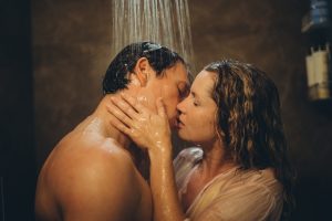 "Verhängnisvolle Leidenschaft Sylt": Unter der Dusche: Nina Richter (Cornelia Gröschel) und Daniel Bernasconi (Artjom Gilz) küssen sich leidenschaftlich. Ninas nasse Bluse klebt an ihrem Körper, Daniel ist nackt.