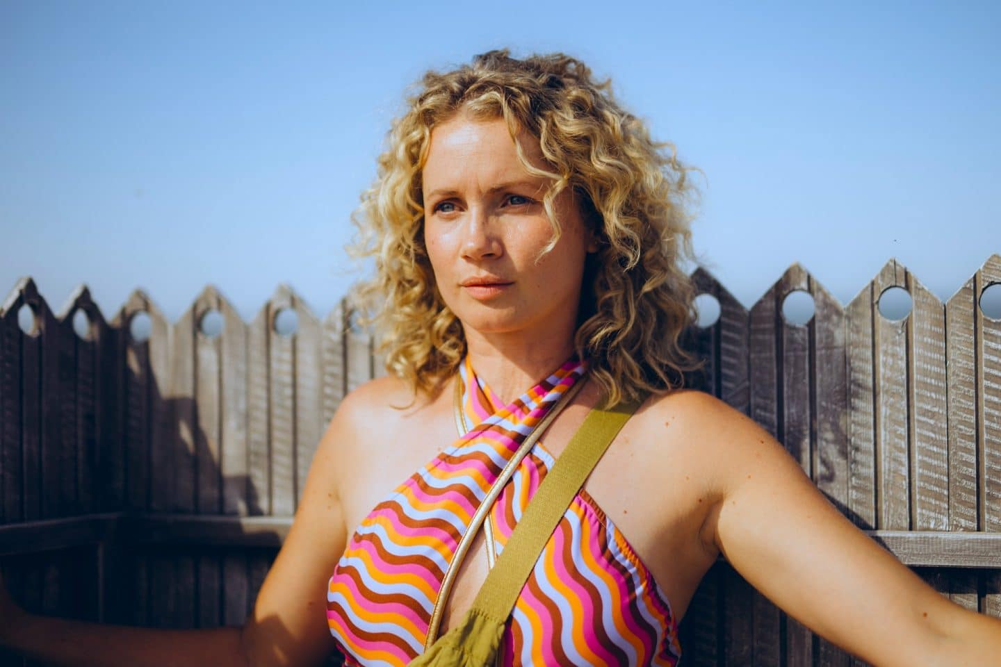 "Verhängnisvolle Leidenschaft Sylt": Lust, Lügen, Leidenschaft – so heiß wird das Herzkino heute! 1 "Verhängnisvolle Leidenschaft Sylt": Verträumt steht Nina Richter (Cornelia Gröschel) mit dem Rücken an einem Holzzaun.