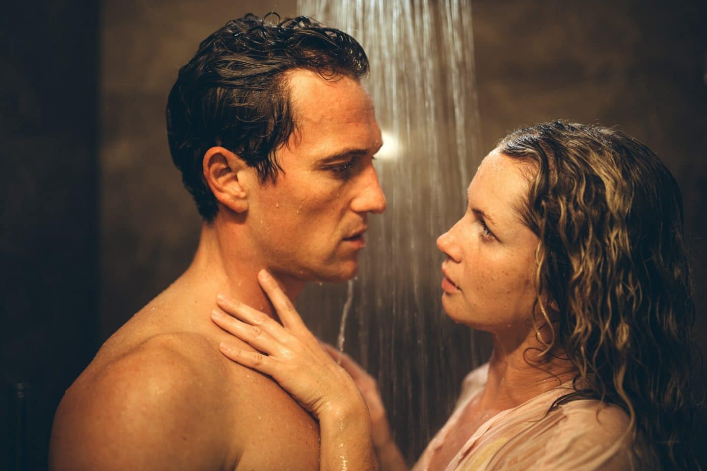 "Verhängnisvolle Leidenschaft Sylt": Lust, Lügen, Leidenschaft – so heiß wird das Herzkino heute! 4 "Verhängnisvolle Leidenschaft Sylt": Im weißen Bademantel steht Nina Richter (Cornelia Gröschel) lächelnd im Garten. Sie hält neben einer venezianischen Augenmaske einen Zettel mit Koordinaten in den Händen.