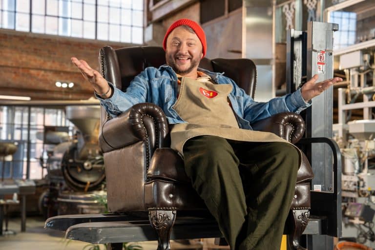 IKEA im „besseresser“ Food-Check: Sebastian Lege entlarvt Tricks hinter Hotdog, Köttbullar & Co.